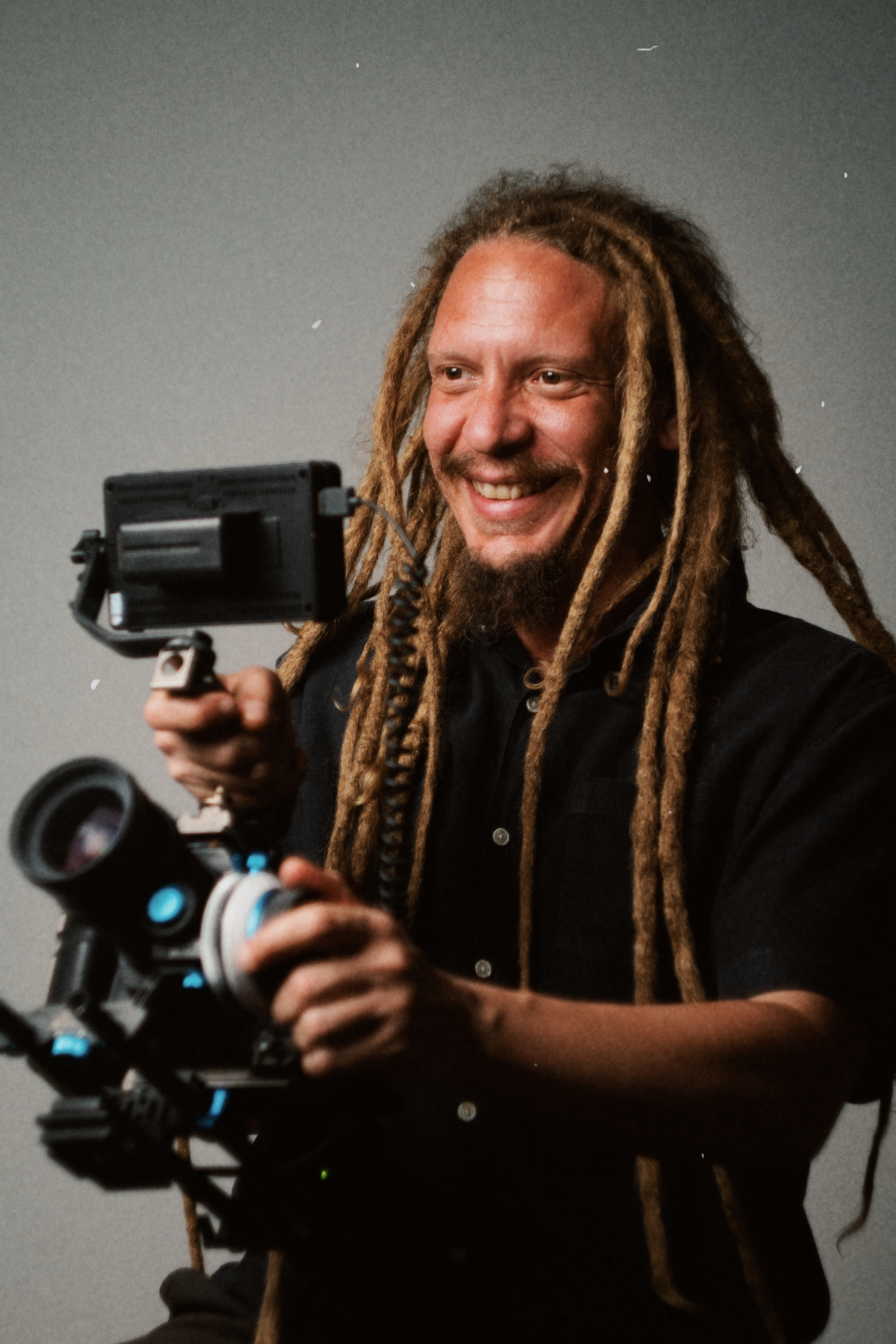 Ricardo Roque em cena, operando uma câmera de cinema
